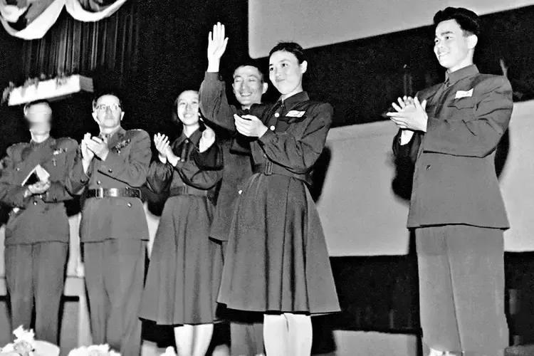 图123 田华 李长华访问捷克斯洛伐克（1952年）
图456 田华 李长华一起