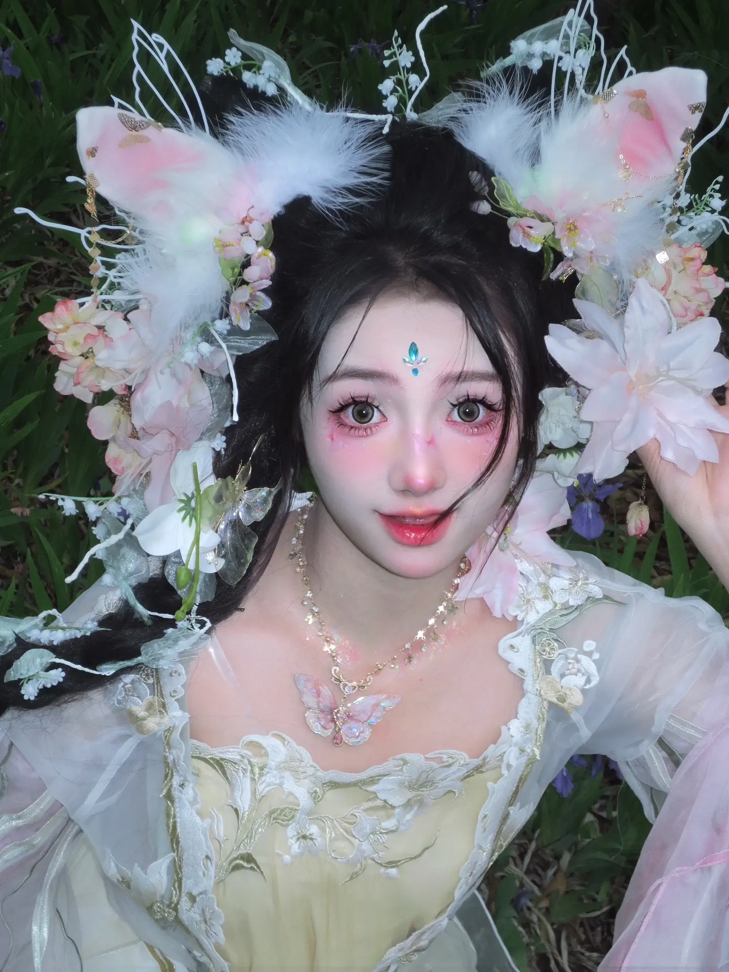 快看！快看！花丛里还有只小兔子呢！