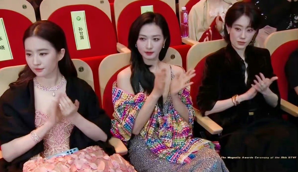 #刘亦菲万茜张小斐同框##刘亦菲万茜张小斐坐一起#刘亦菲万茜张小斐同框简直太美了