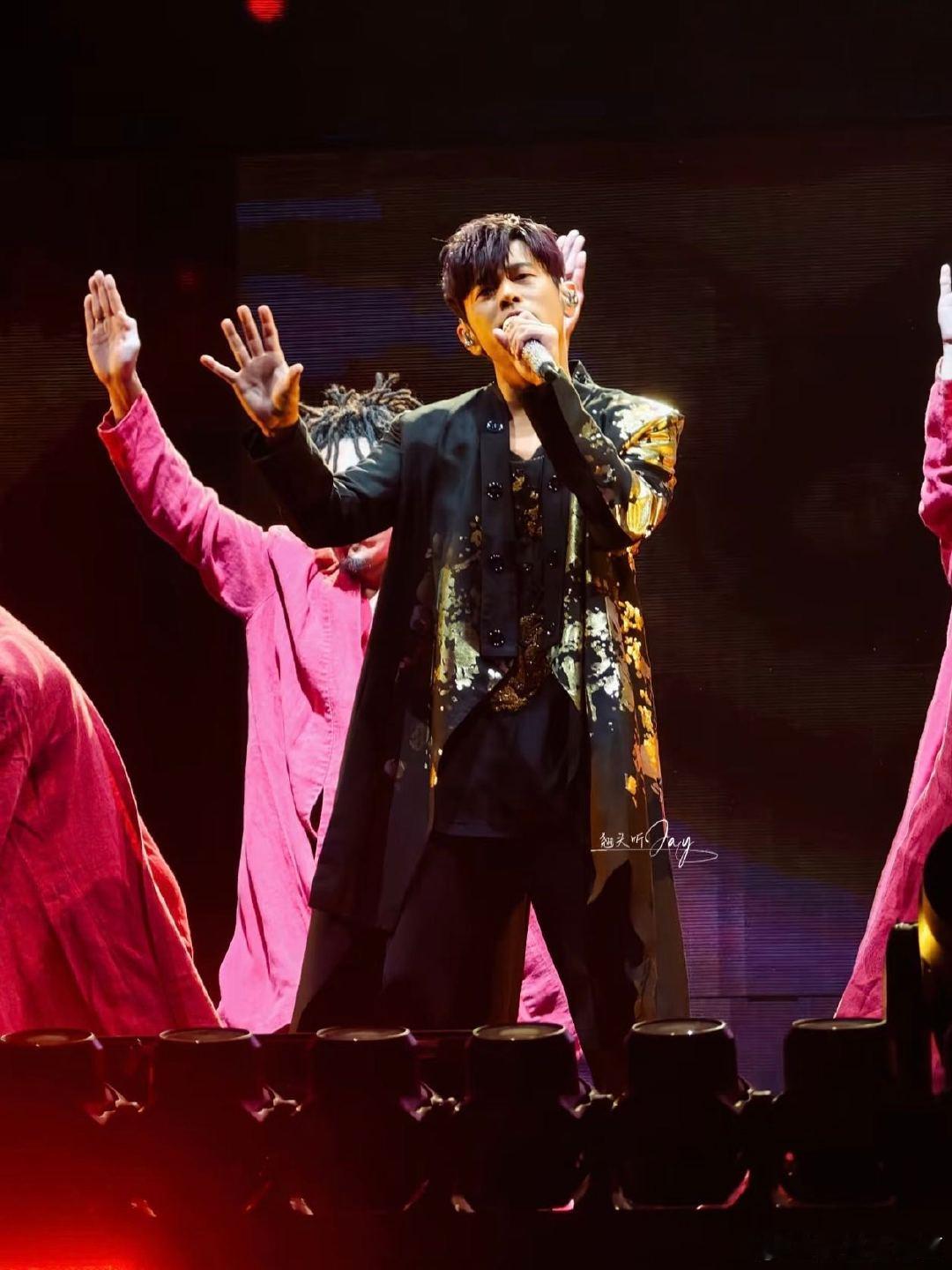 没有人不爱周杰伦 以前是攒钱买海报，现在是期待新歌上线。变的是方式，不变的是那份