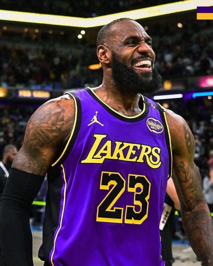 JJ·雷迪克表示，这是湖人队本赛季首次全员14人参加的完整训练。他预计缺席雄鹿队