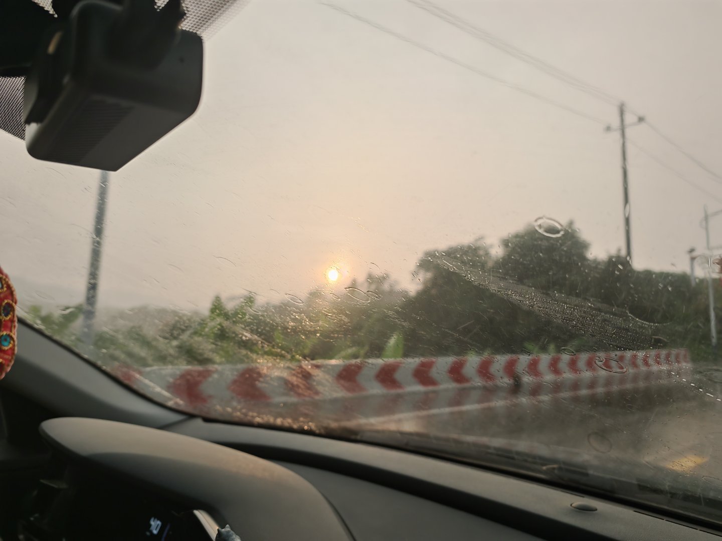 下雨又出太阳，这天可真奇怪 ​​​