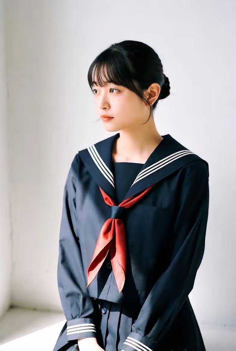 校园风少女，红领结与黑制服的完美搭配，青春气息满满！💖📚