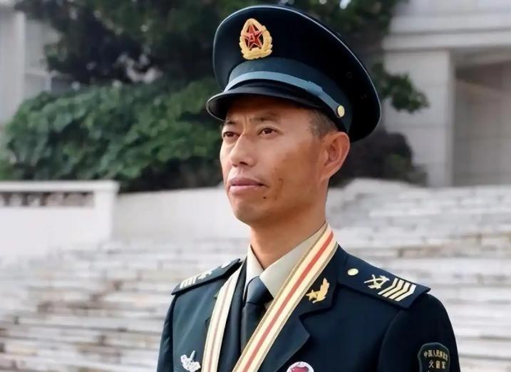 王忠心，当了34年兵，两次打报告退伍都被部队紧急召回。妻子笑着说："别人年年涨衔