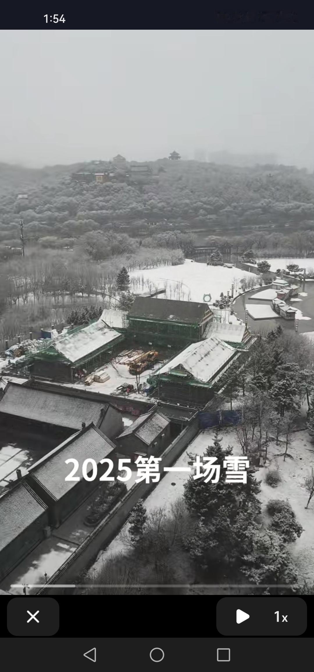 2025年的初雪降临，吉林市满族博物馆扩建工程的主体结构已然成型。天寒地冻，工程