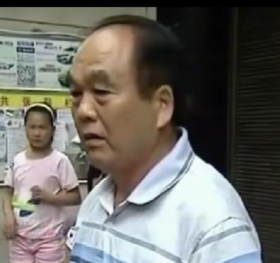 湖南二十岁漂亮姑娘文念带着母亲找到千万富豪厂长文广海相认，不料富豪当场翻脸泼冷水
