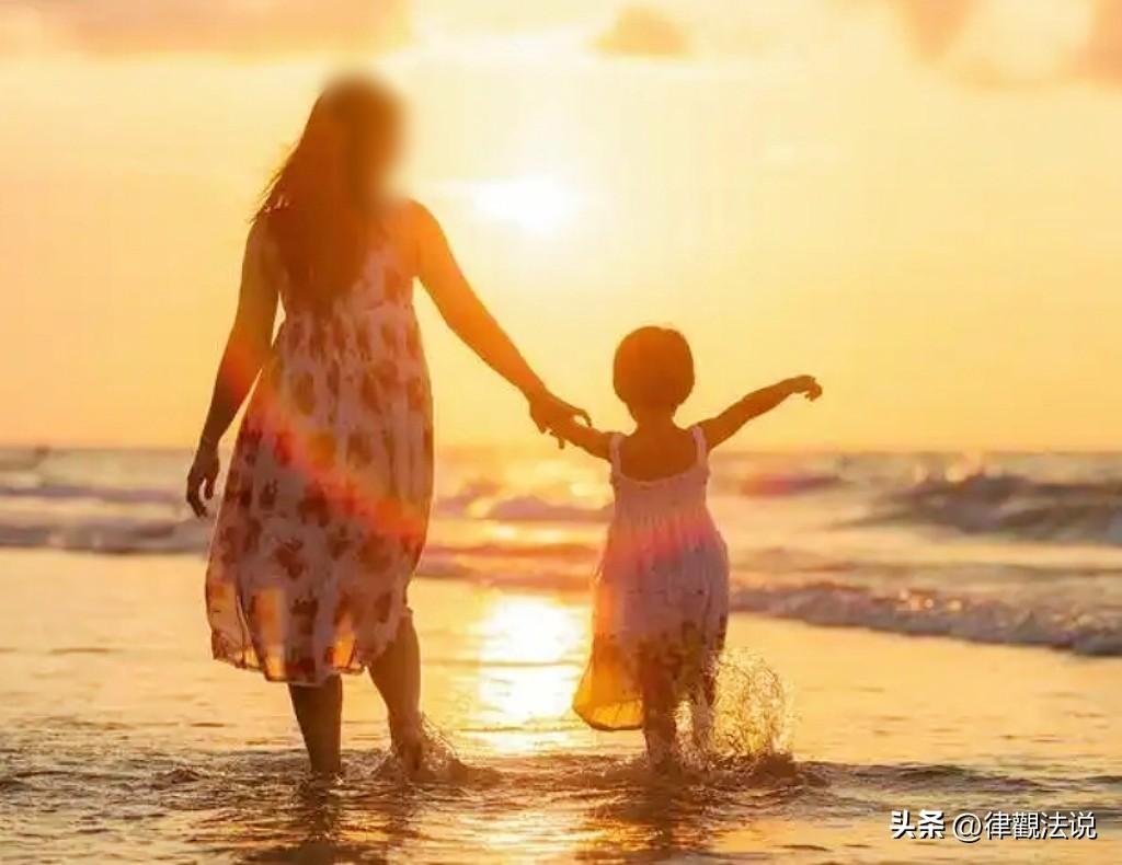 新疆乌鲁木齐，女子和丈夫离婚，两人约定：年幼的女儿归女子抚养，男子出抚养费。中途