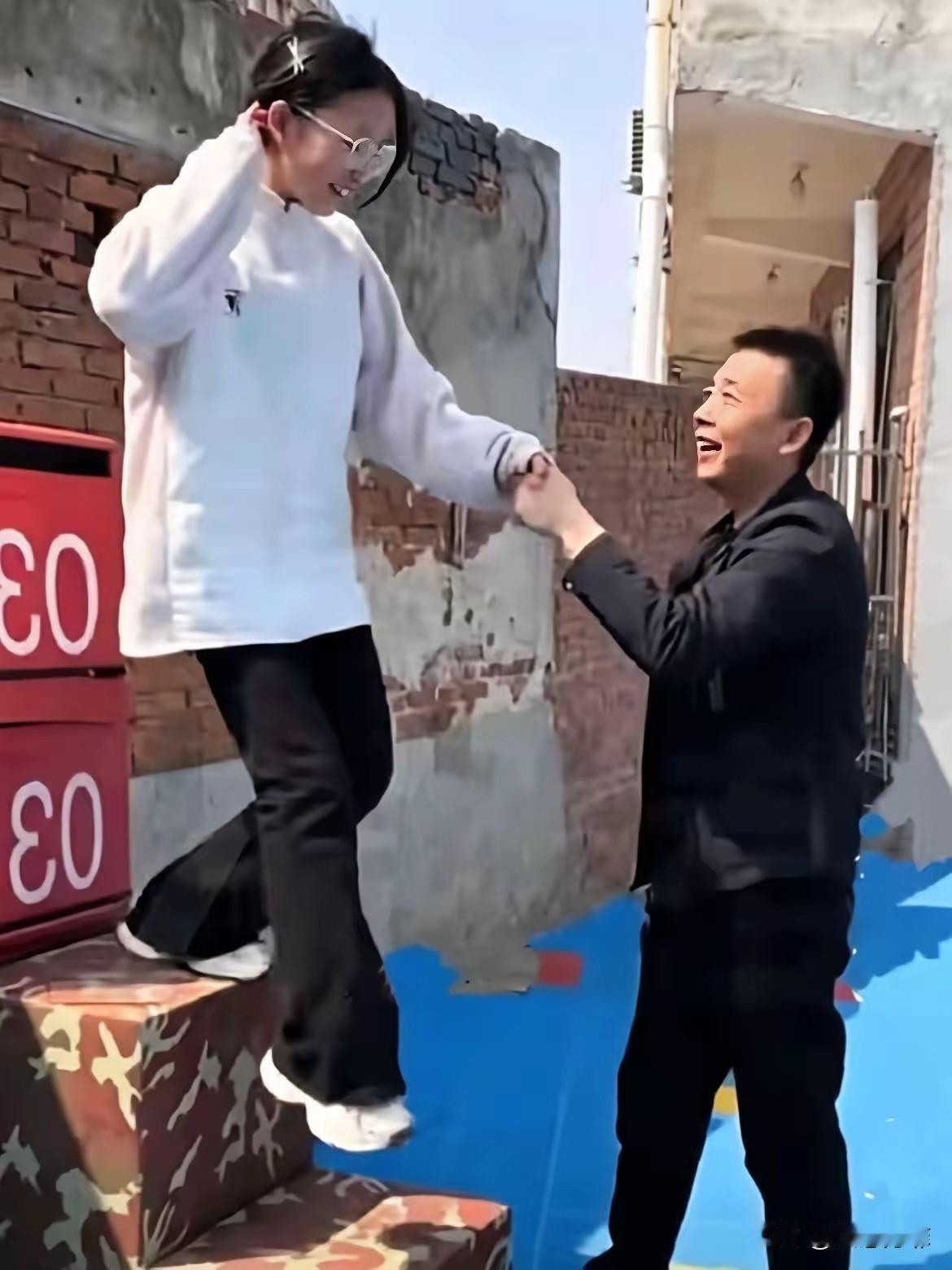 河北，一位校长，他让女学生站在楼梯上，说“你拽我上去”，女生自然拽不动，可反过来