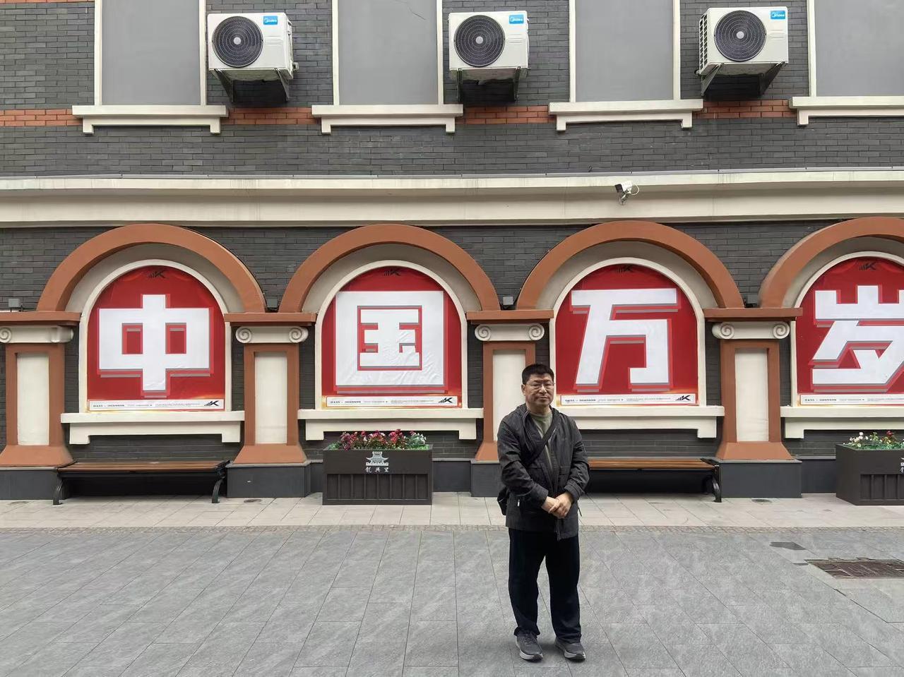 我的母亲妹妹来我家串门，其实就是我二姨。母亲给我打电话，让我回家吃饭，并且让我买