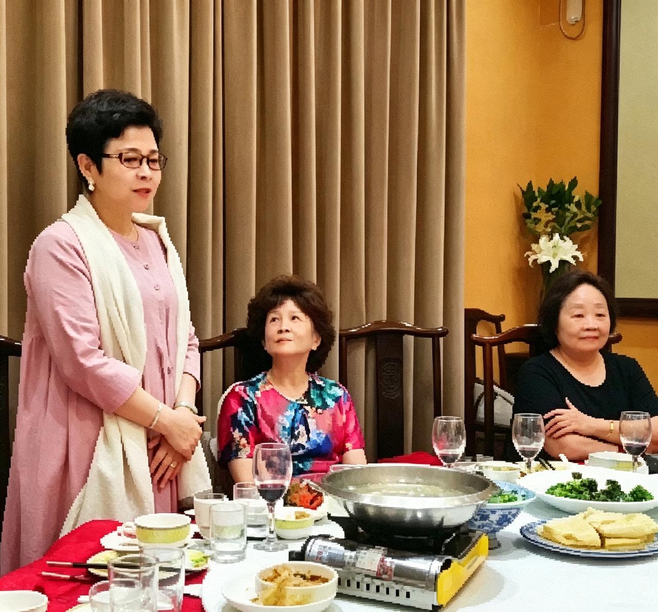 郭淑珍老师办寿宴，董文华现场清唱祝寿，这画面真挺温馨。老一辈艺术家凑一块儿，没那