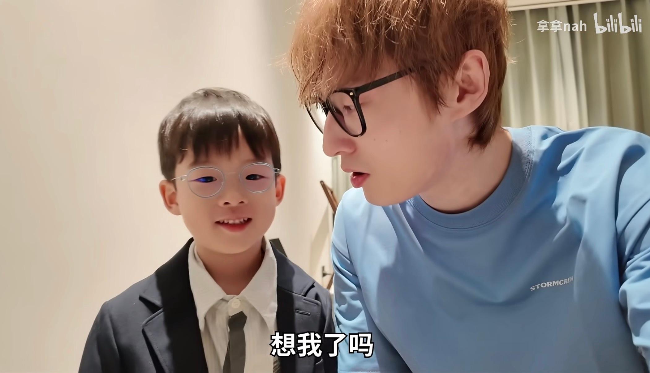 重看了拿的vlog发现有迹可循 很明显洗脸卸颜料留下的痕迹啊