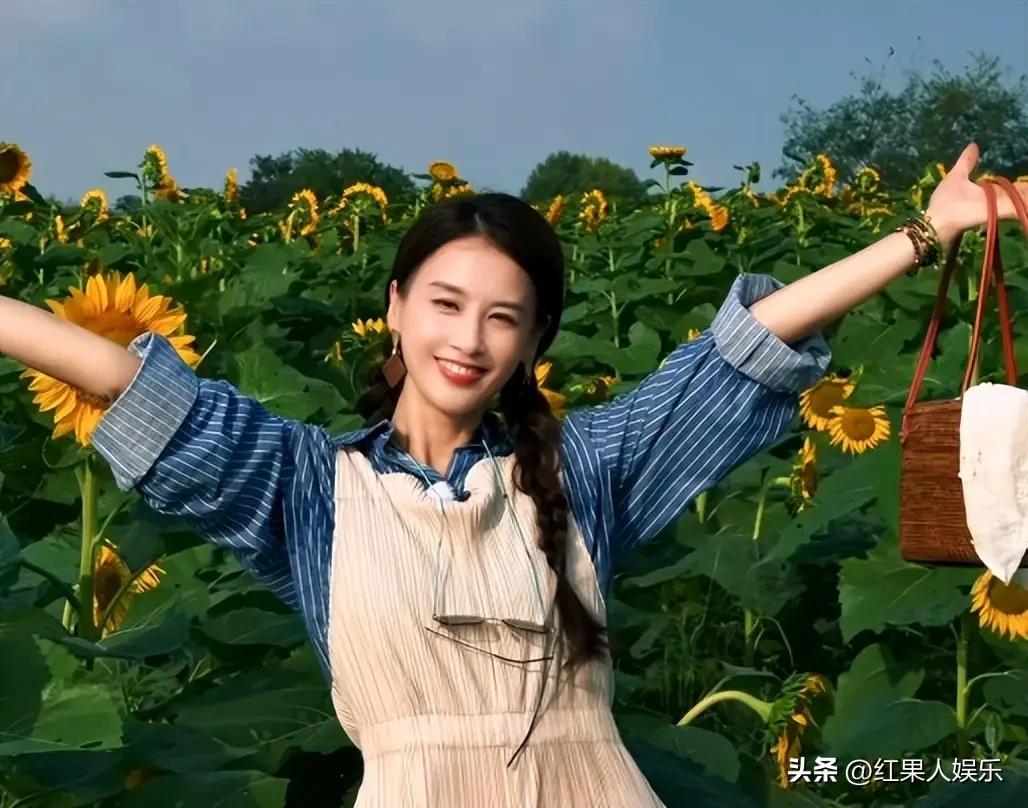 大理古城的一家小酒馆里，黄圣依盘腿坐在地上，手里握着麦克风唱起了《我愿意》。
