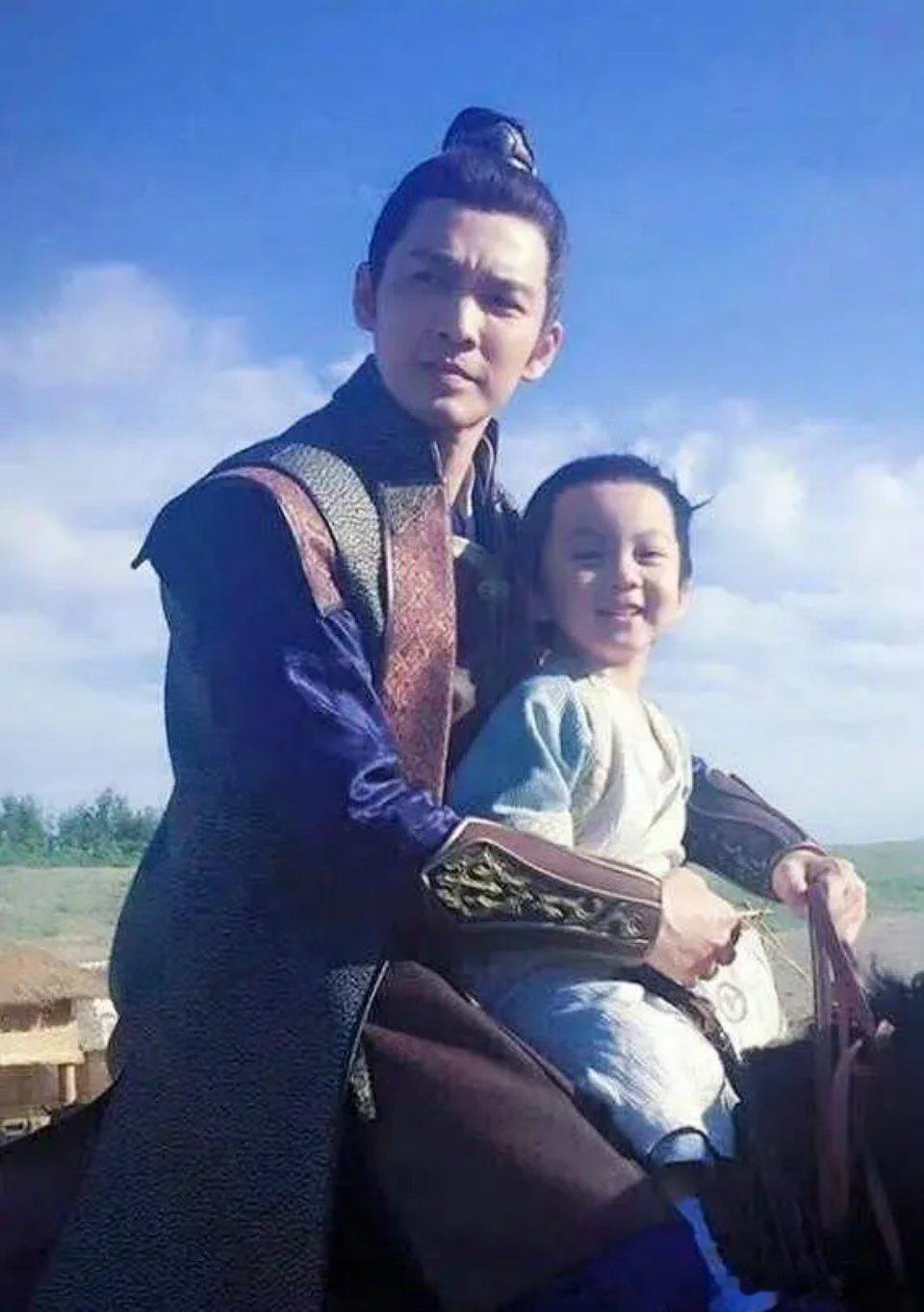 感觉有的男明星带孩子有一种说不出的父爱，有的男明星是把孩子当时尚单品的抱了吧 ​