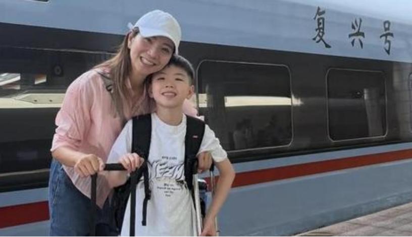 香港女星送儿子到广州军训，儿子戴军帽一脸兴奋，苏永康儿子也在。2025年7月22