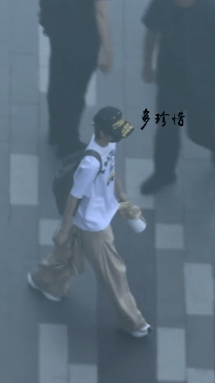 先插入一条博哥上班 帽子真好看 