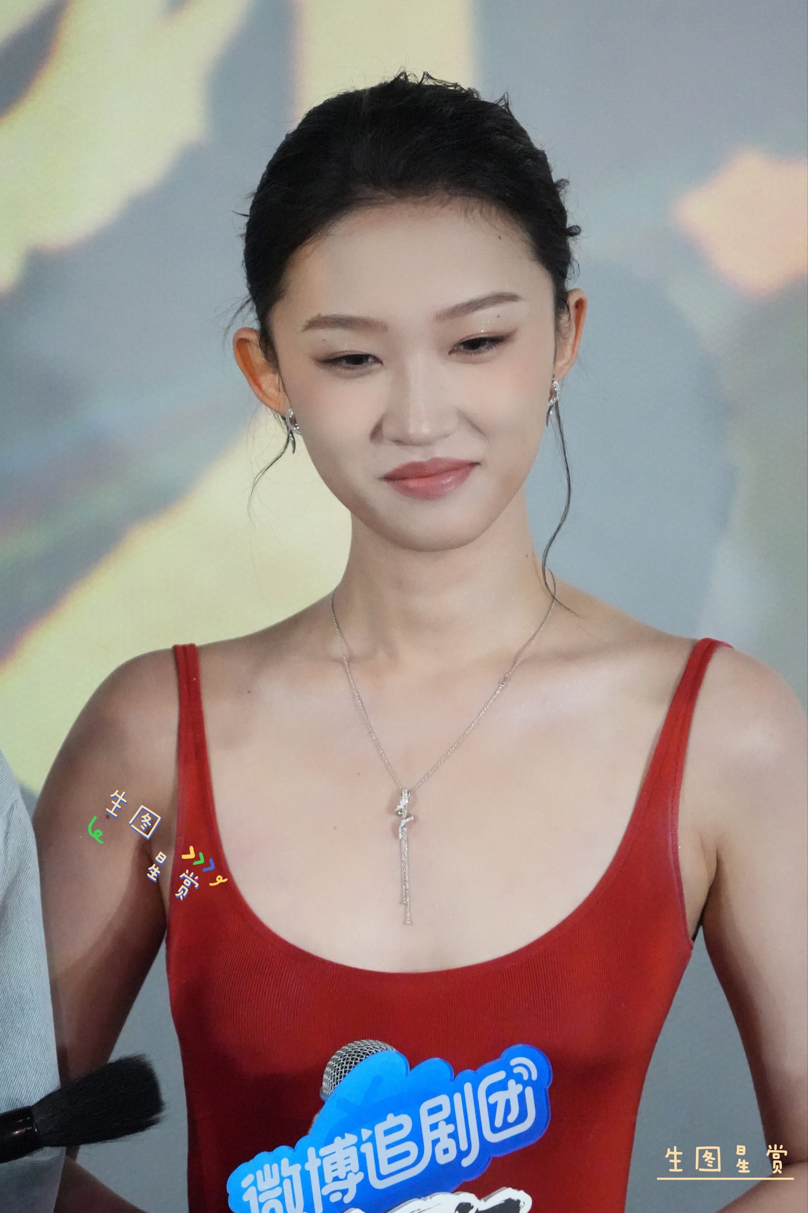 “谋女郎”王佳怡子夜归追剧团，吊带红裙清秀明丽王佳怡柳太真 ​​​