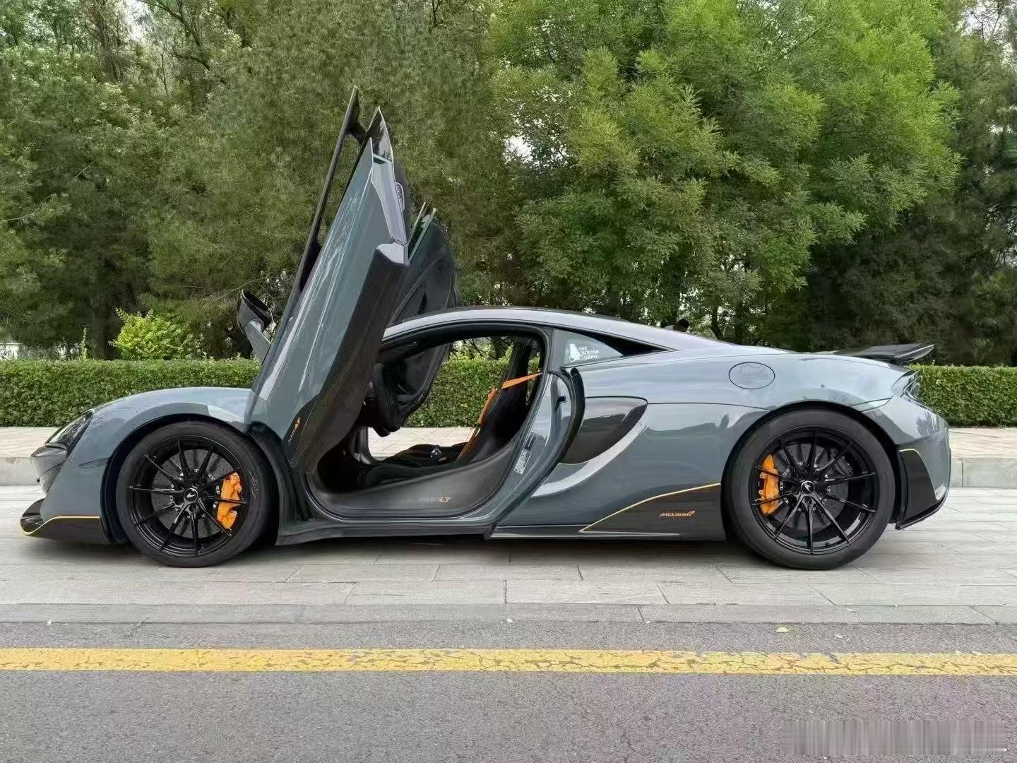 迈凯伦 600LT  寻伯乐、8千多公里、20年上牌、灰外/黑内，配色新艳、配置
