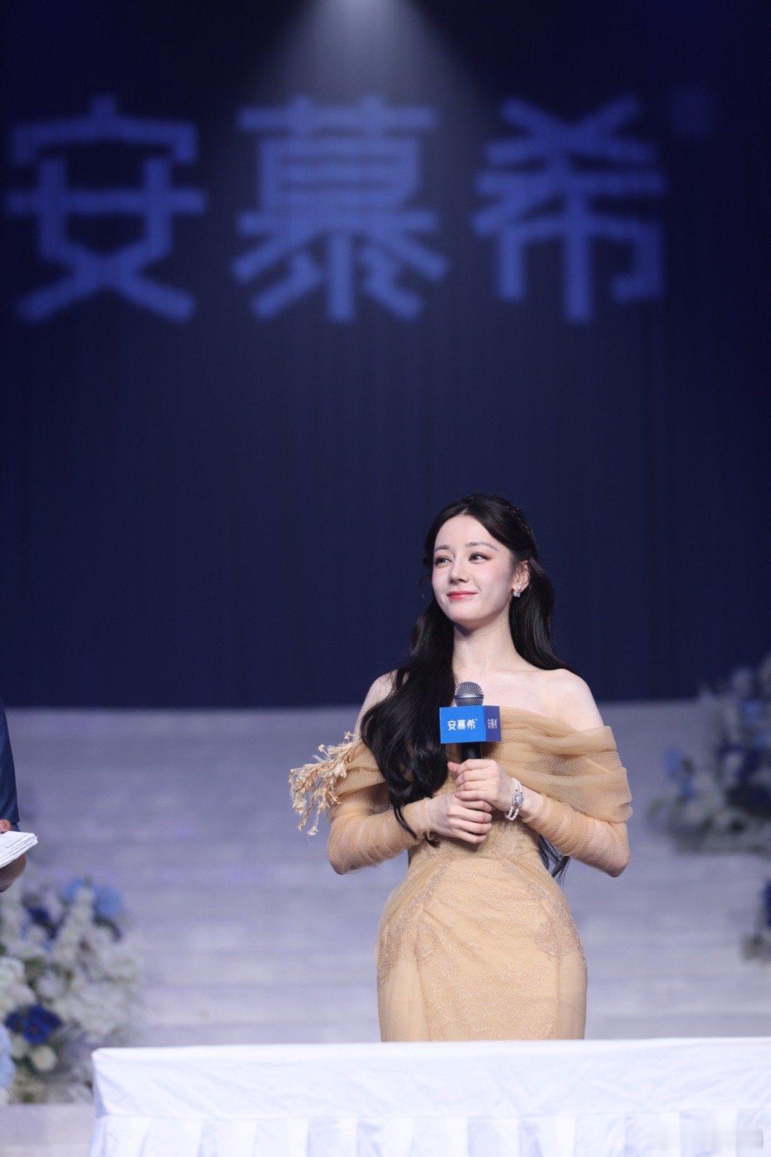 #迪丽热巴安慕希##迪丽热巴济南# 济南站燃爆！美神降临，出席新造型惊艳四座，仿