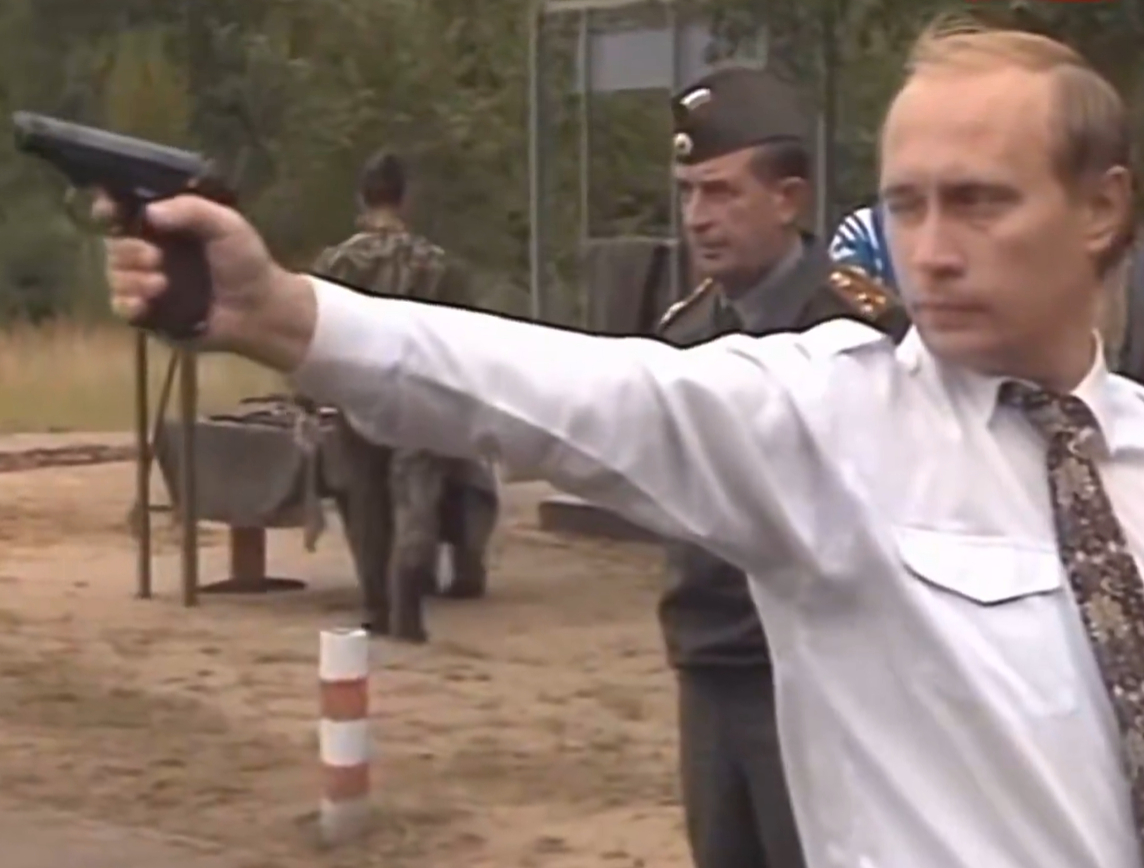 总统里最能打的：普京年轻时打枪视频翻红，白衬衫很吸睛日前，一段早年间普京在某军用