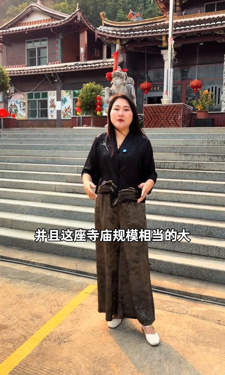 这里既供奉太上老君，又供奉如来佛祖，这在莆田可不多见。而且这里摆满了床铺，每天都