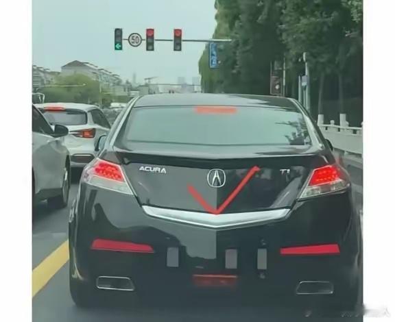 路边这辆“怪标车”直接给我整懵了！朋友说认出品牌奖我1000块，结果我愣是输得怀