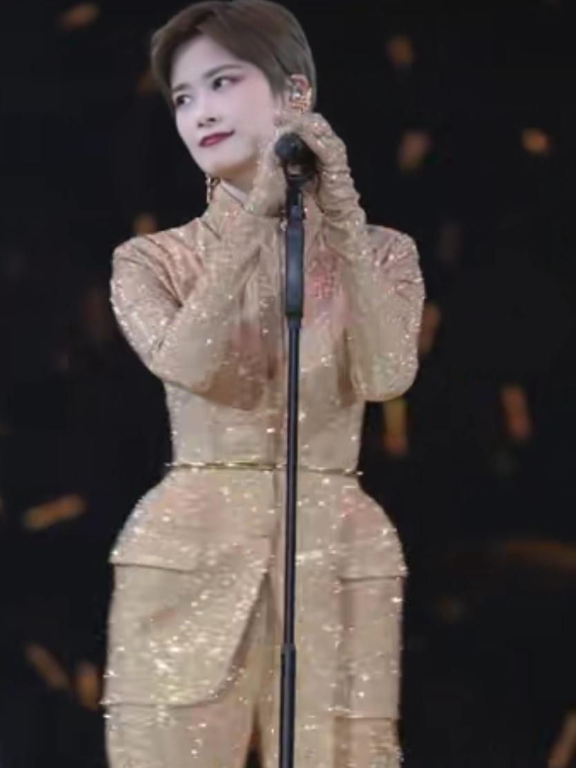 42岁的李宇春，演唱会新造型亮相，这才是独一无二的美

李宇春在上海站的演唱会上
