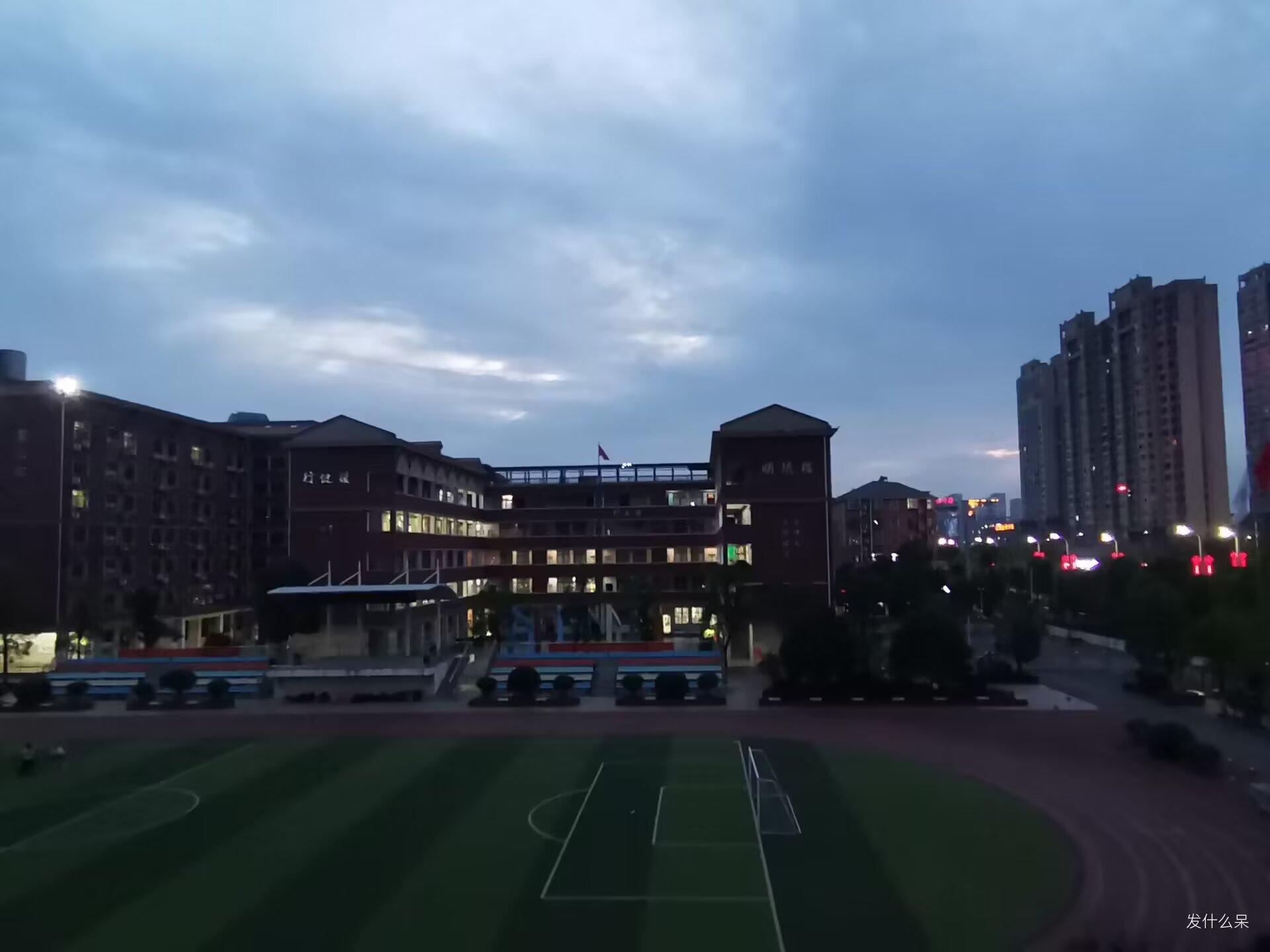 初三最后一个晚上看着教学楼发呆 一转眼就要百日誓师了