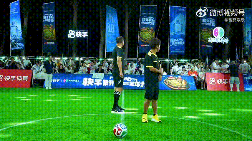 宋小宝闯进男团团播宋小宝在男团中间踢球团播现场意外出现惊喜画面，宋小宝混在一众男