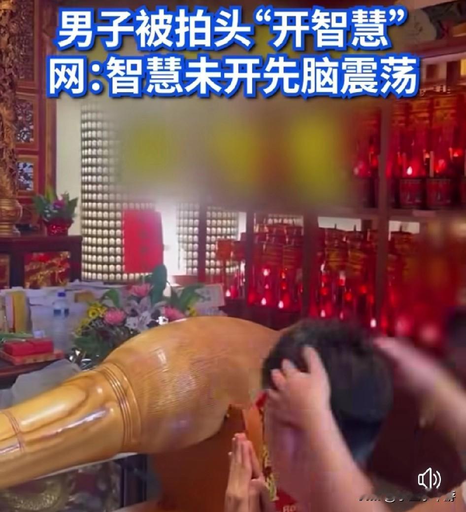 中国台湾一名女子在台中一间庙宇连拍年轻跪地男子头部、声称可“开智慧”的影片在网络