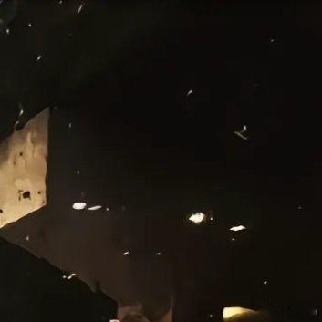 你的闹钟设了三个。六点四十，六点四十五，六点五十。第一个叫醒你的身体，第二个叫醒