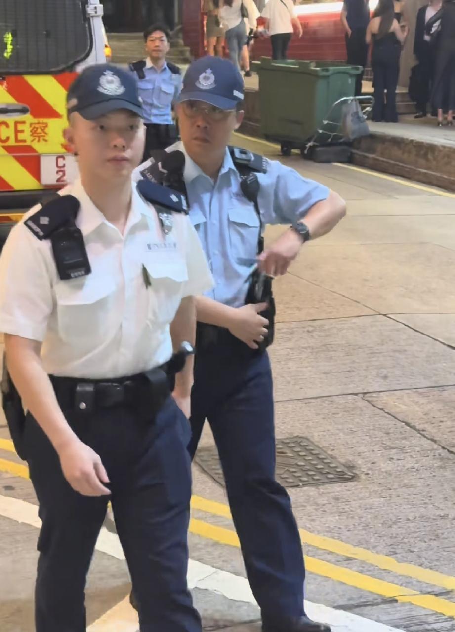 怎么感觉香港警察，年轻的穿白衬衫，年龄大的倒是蓝衬衫呢？到底是白衬衫级别高，还是