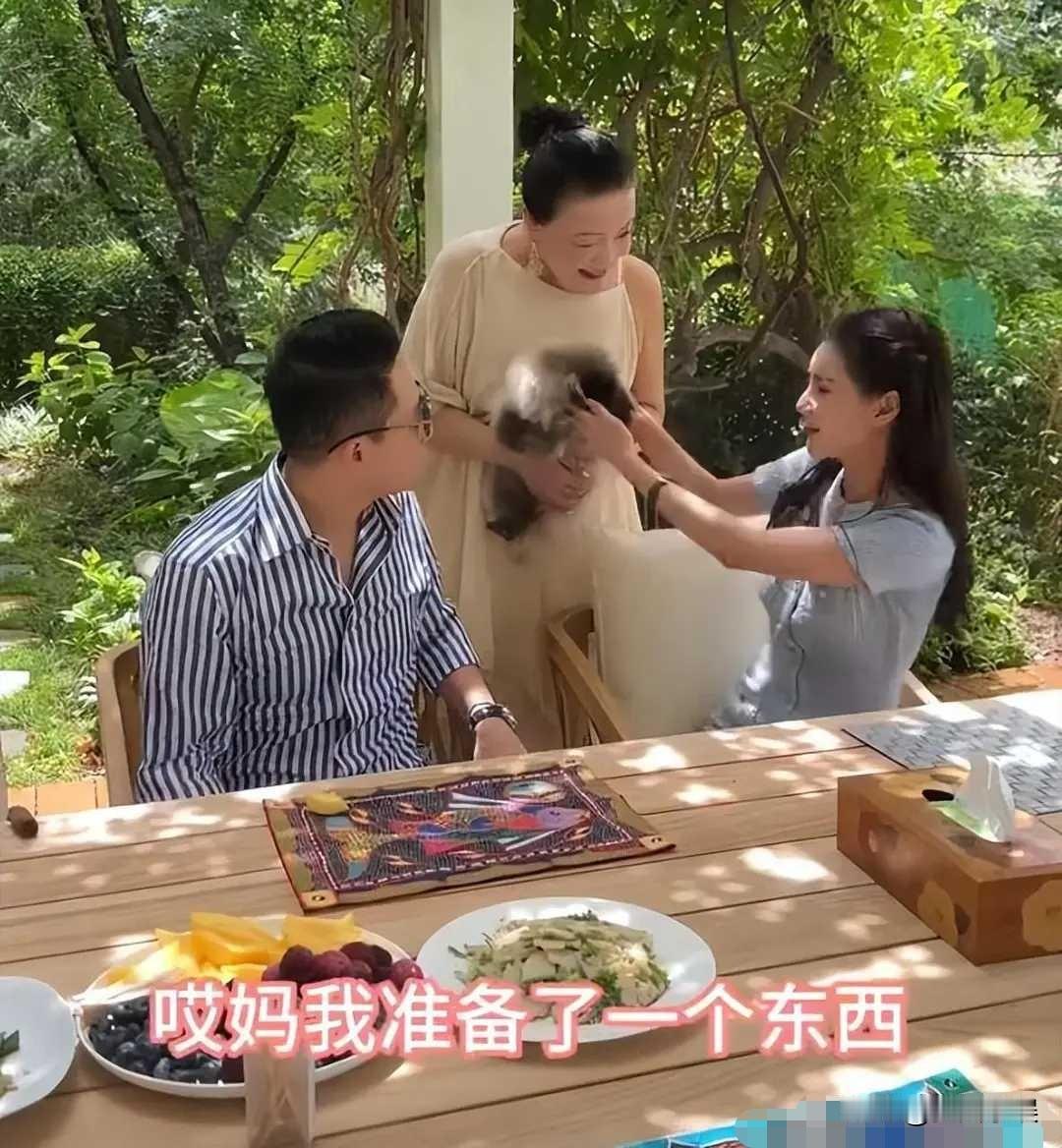 马筱梅，太会哄人了！

近日，马筱梅送给婆婆张兰一只包，张兰接过礼物仔细端详后，