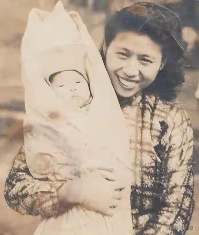 1949年，一对夫妻收到命令逃往台湾，将3个月大的儿子留在了大陆。

40年后，