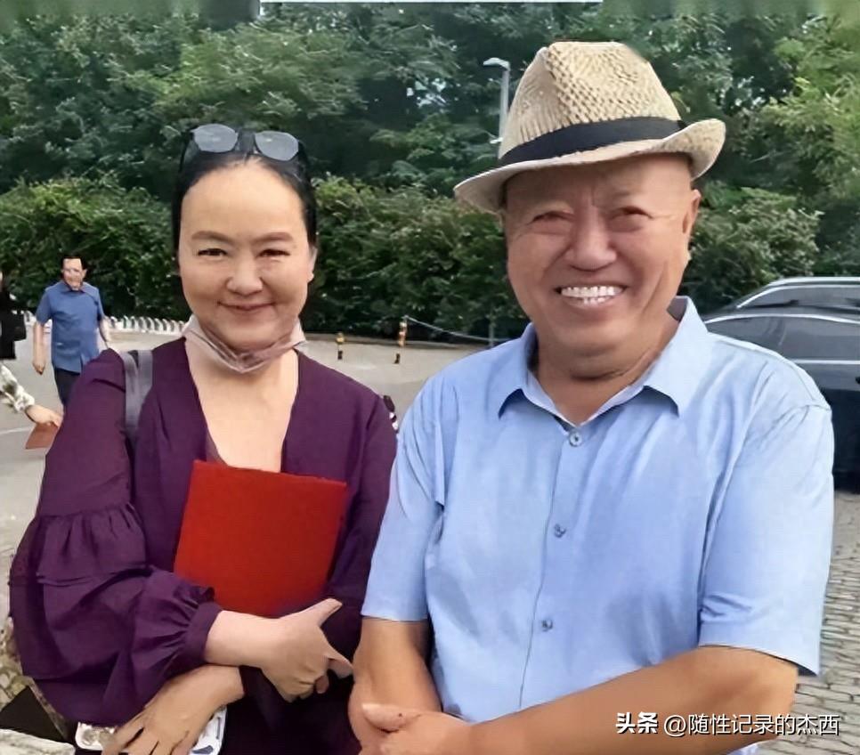 岁月不饶人啊，这可是当年的央视女神，气质比董卿好的人，可是现在老了之后皮肤出现松