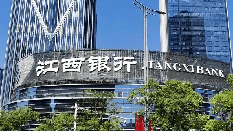 网上突然冒出一批「爱她就贷她回家」的银行贷款海报，配色排版跟真的一样，还挺煽情。