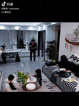 “万万没想到！”晚上，爸爸吃枣时不慎卡住喉咙，情况危急，妈妈赶紧起身倒水，女儿却