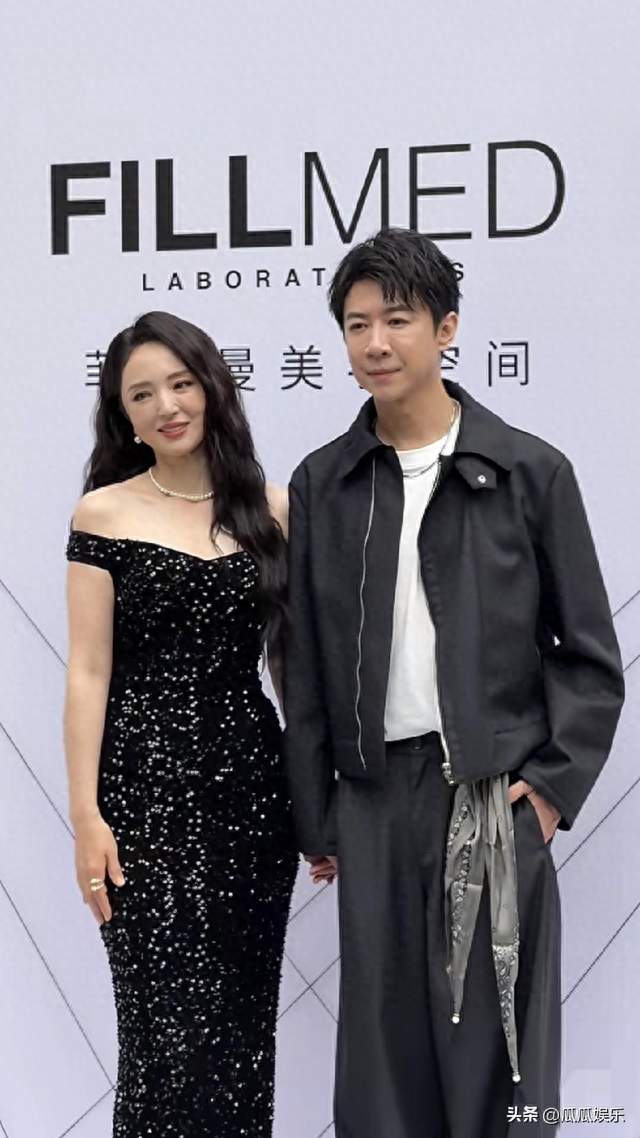 精心打扮难掩疲态？董璇夫妻同框，姐弟恋的现实写在脸上