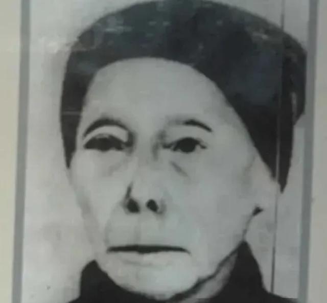 1933年，主席躲进农妇家。没想到，敌人搜查时，农妇却说：“你们要找的人，在我家