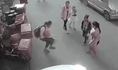 河南某地，两岁小孩爬到三楼窗户喊妈妈，由于失去重心，突然从楼上坠落下来，正在路过