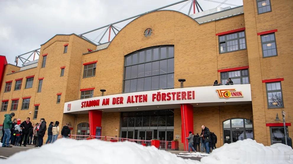 为了确保和美因茨的比赛顺利进行，柏林联球迷自发组织进行铲雪。值得一提的是，柏林联