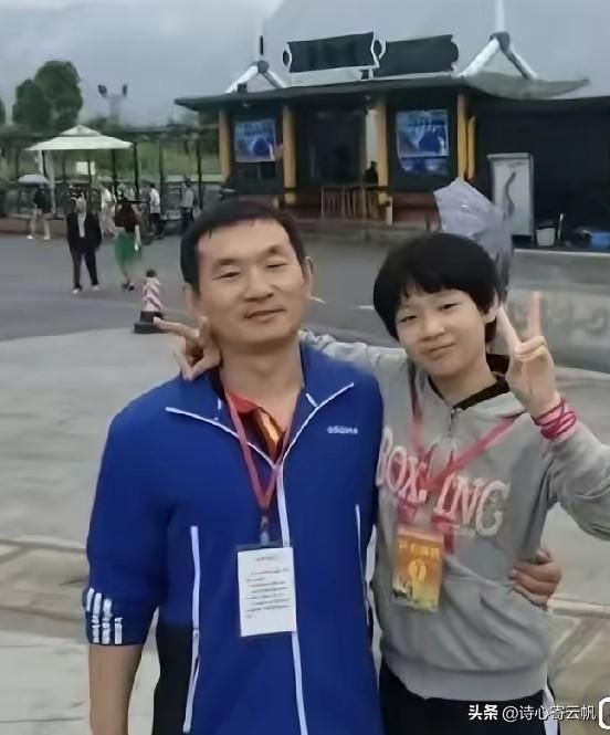 这是小时候的蒯曼，旁边是她的爸爸。蒯本军原本是中学物理老师，为了女儿打球放弃本职