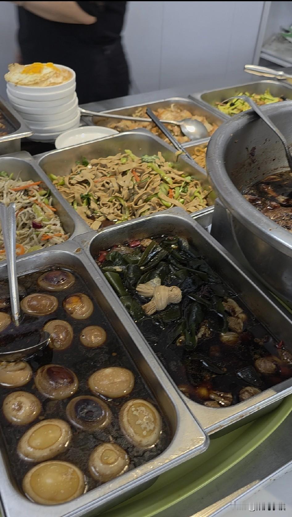 落实了，消息属实，很失落……

昨天晚上听邻居说，小区外那家快餐店6月底要关门，