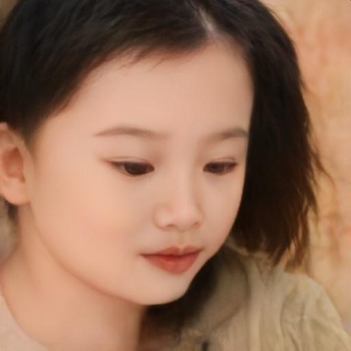 翻出小时候的照片，一下就把我拉回那段糗事不断又超快乐的时光。
我幼儿园中班时，有