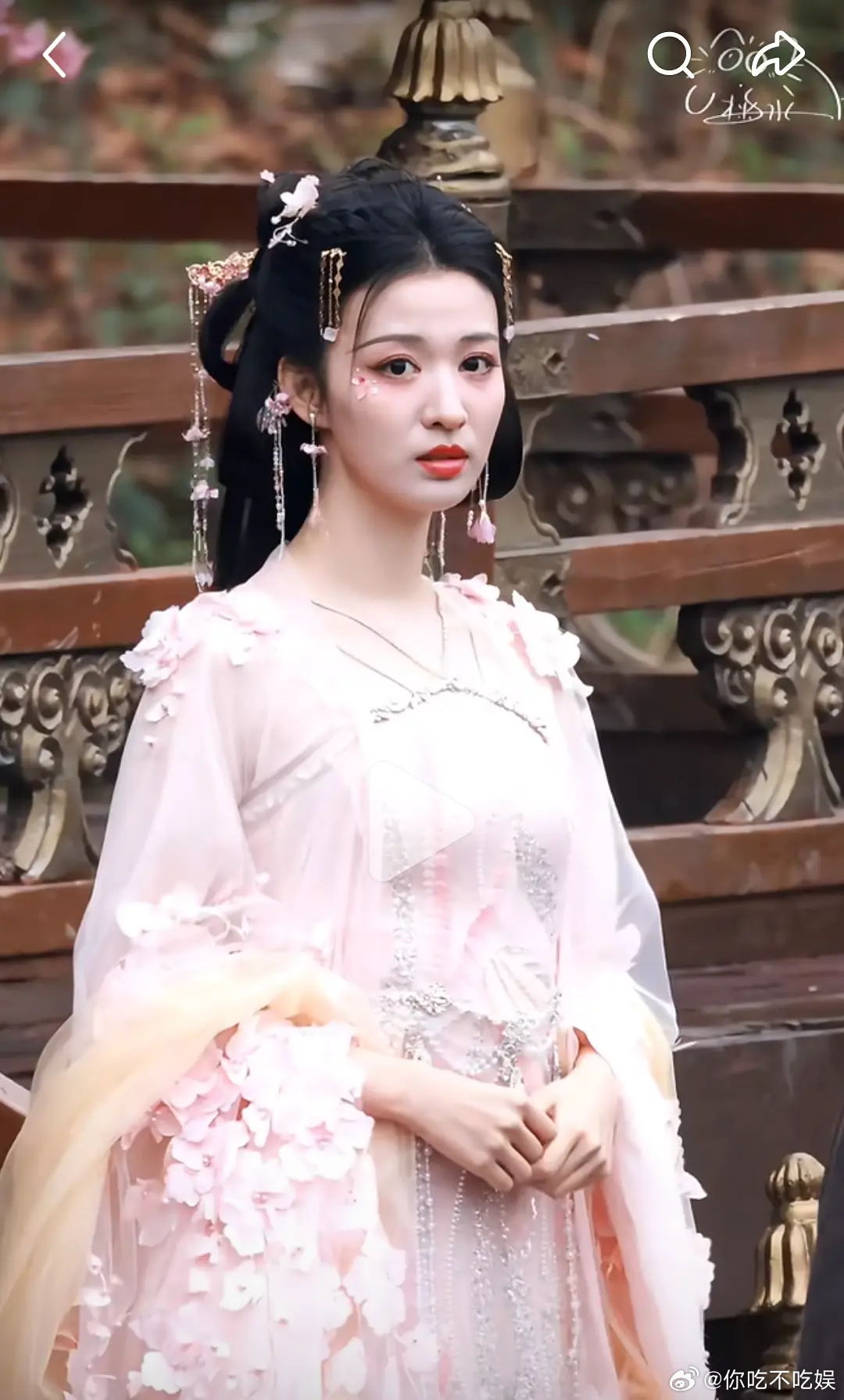 王楚然怎么给人一种把这种少女衣服硬安上去的感觉 