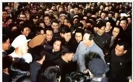 1959：毛主席走出会场即被代表的爱团团簇拥

【纪念毛主席逝世50周年专题图文