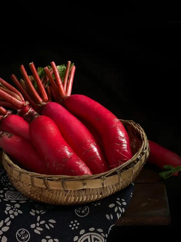 古人养生食物里，萝卜堪称一绝。萝卜被视为长寿、养生秘诀之一，有“小人参”的美称。