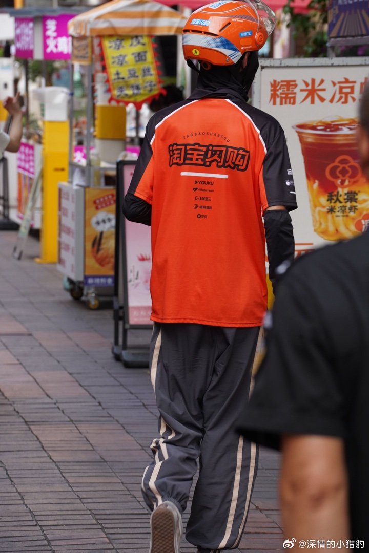 面罩小哥取餐十分专业动作干脆利落不拖泥带水 