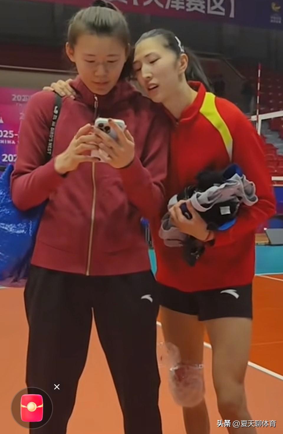 赛后温馨一幕！天津女排跟江苏女排半决赛赛后，吴梦洁来找好朋友王艺竹聊天、王艺竹拿