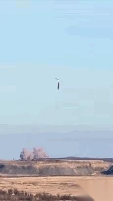 我跟你说，刚刷到这视频，差点没给我笑岔气。
第一反应是：哟，这谁家结婚放的二踢脚