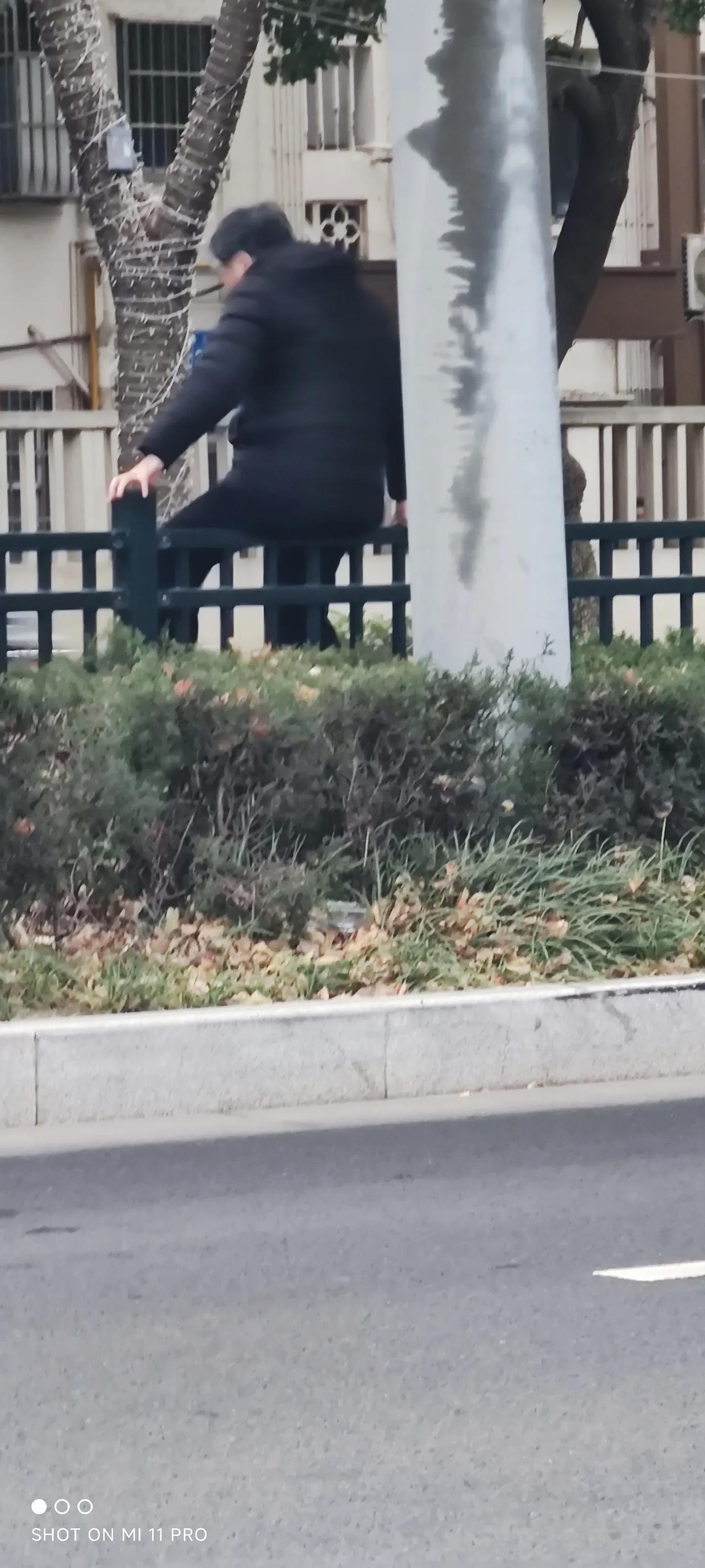 这个老太胆真大，穿越车水马龙的太湖大道时，不走天桥翻越护栏，十分勇敢𣎴怕死。